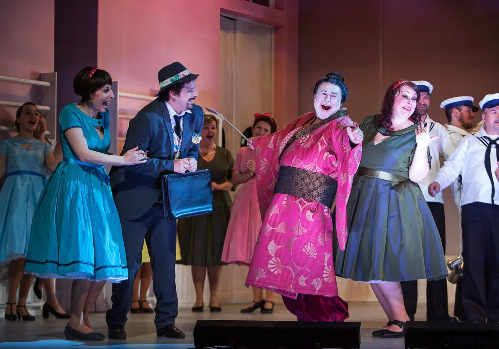 První „ostrovní“ opereta Mikádo.