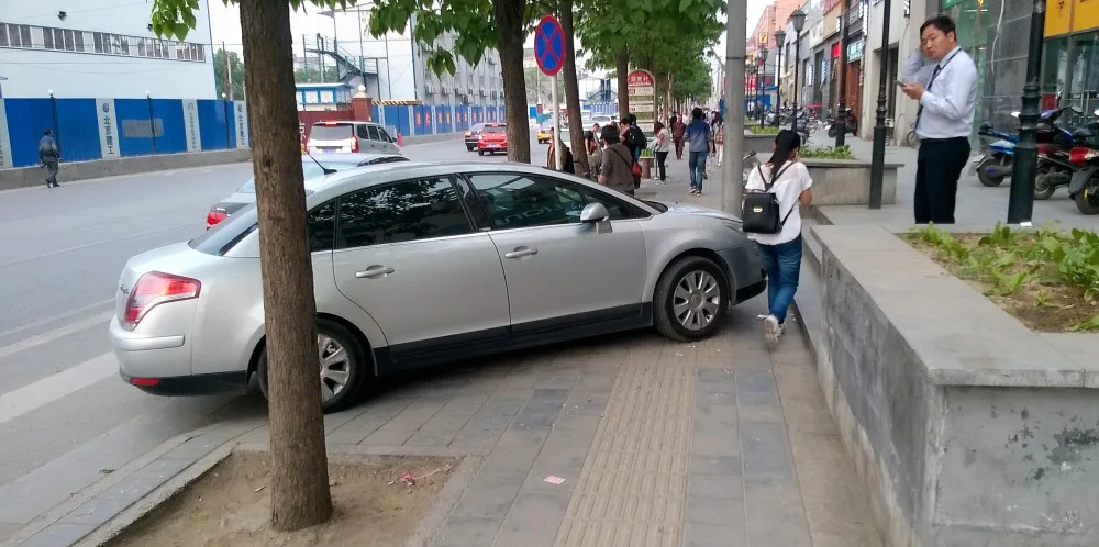 Auta parkují, kde je zrovna místo.