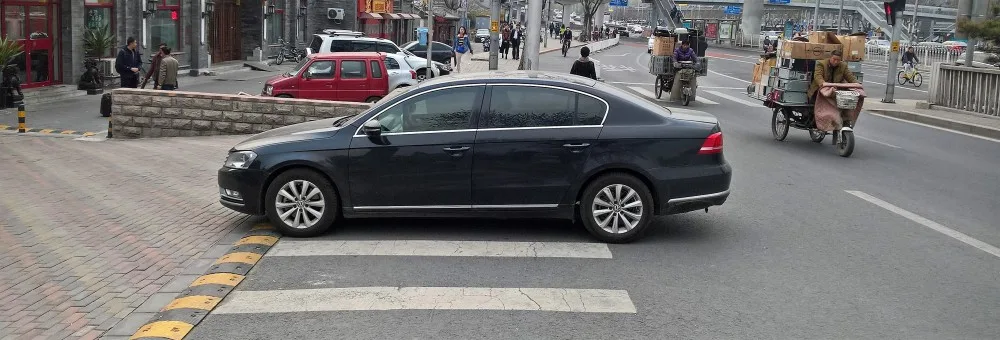 V městském provozu nemají chodci přednost před ostatní dopravou ani na přechodu. Automobilisté si tuto výsadu vynucují tvrdě.