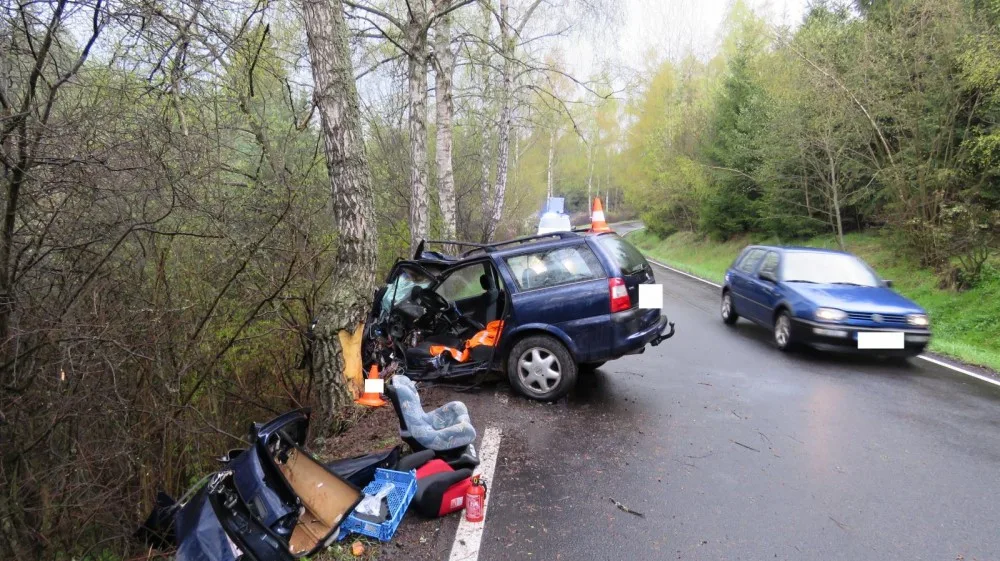 U Vlachova Březí nezvládla řidička řízení a narazila do stromu.