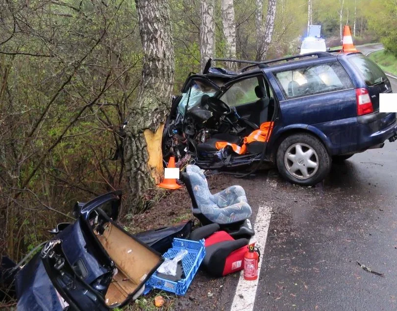 U Vlachova Březí nezvládla řidička řízení a narazila do stromu.