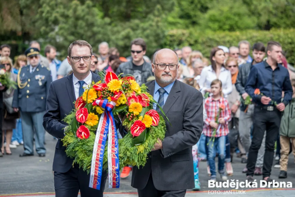 Uctění památky konce druhé světové války na hřbitově svaté Otýlie v Českých Budějovicích. Památku položením věnce uctili také primátor města Jiří Svoboda a jeho náměstek Petr Podhola (vlevo).