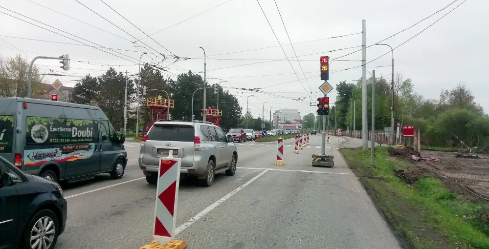 Dočasné omezení na křižovatce ulic Strakonická a Husova v Českých Budějovicích.