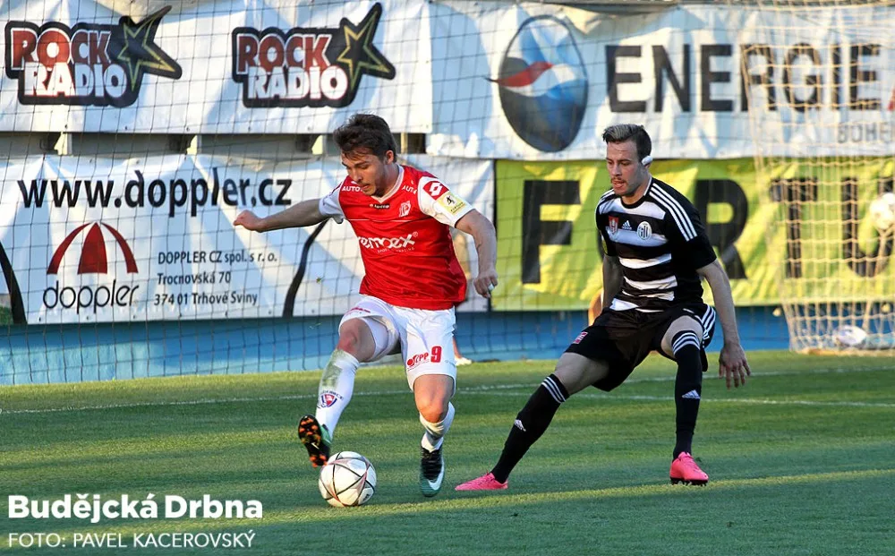 Pardubický Tomáš Ladra nedlouho před koncem utkání bráněný Romanem Wermkem