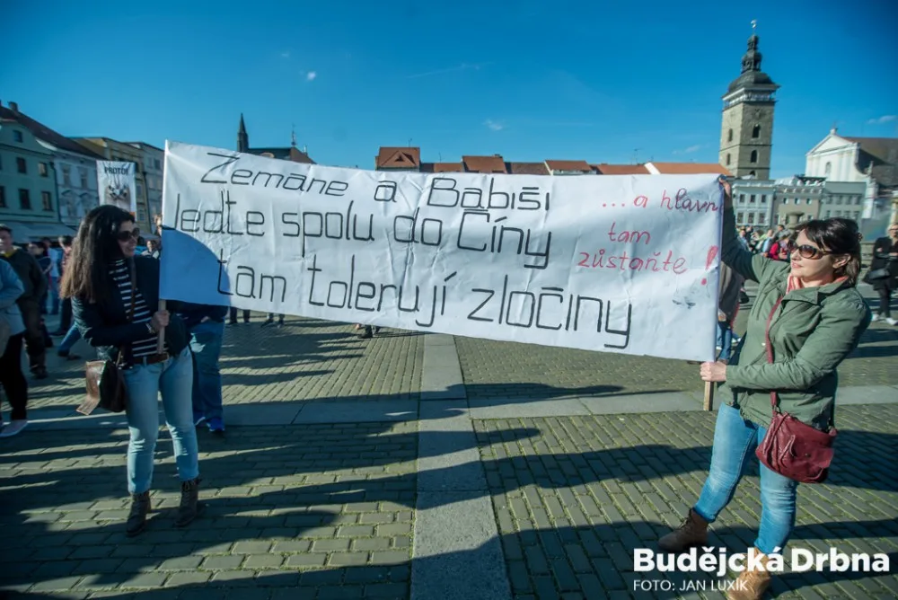 Jeden z transparentů na budějckém náměstí.