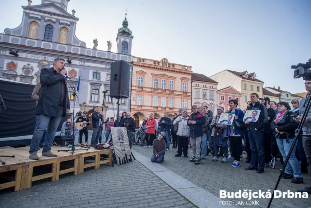 Pavel Klíma promlouvá k lidem.