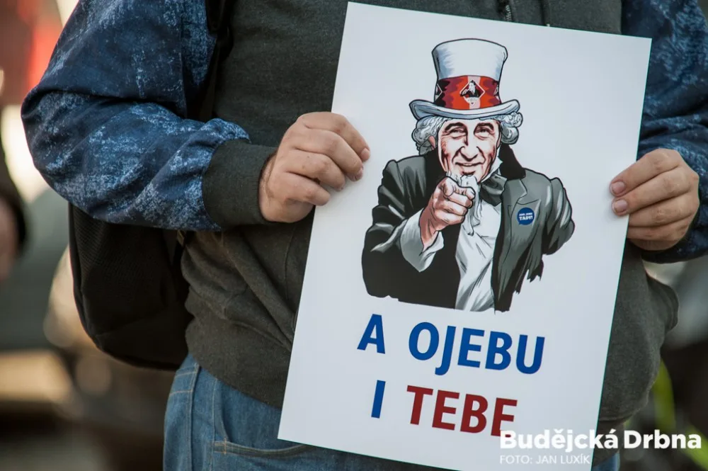 Další z transparentů proti Andreji Babišovi.