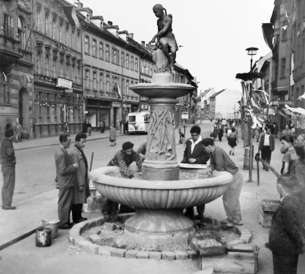 Dokončování stavby kašny na Lannovce v roce 1955 poblíž kina Jas.