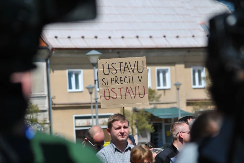 Jeden z protestujících proti Miloši Zemanovi v Doksech.