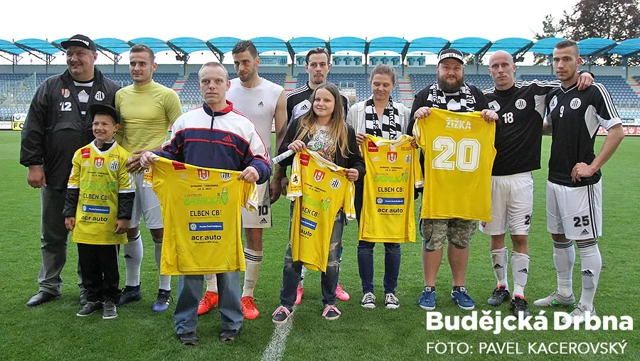 Derby bylo věnováno Bazalce. Po závěrečném hvizdu hráči věnovali hrané dresy fanouškům, kteří si je už před výkopem zakoupili