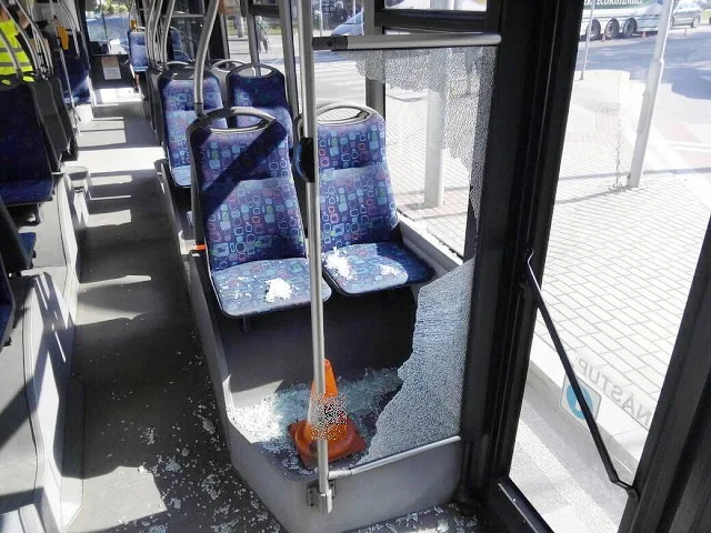 Šest lidí se zranilo v autobuse, jehož řidič se snažil prudkým zabržděním zabránit střetu s osobním autem, které mu nedalo přednost na křižovatce ulic Mánesova a Lidická v Českých Budějovicích.