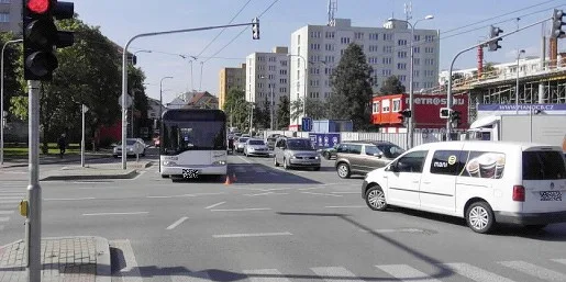 Šest lidí se zranilo v autobuse, jehož řidič se snažil prudkým zabržděním zabránit střetu s osobním autem, které mu nedalo přednost na křižovatce ulic Mánesova a Lidická v Českých Budějovicích.
