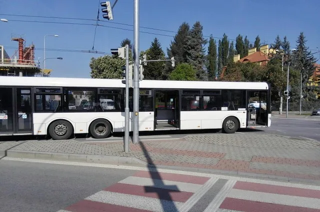 Šest lidí se zranilo v autobuse, jehož řidič se snažil prudkým zabržděním zabránit střetu s osobním autem, které mu nedalo přednost na křižovatce ulic Mánesova a Lidická v Českých Budějovicích.
