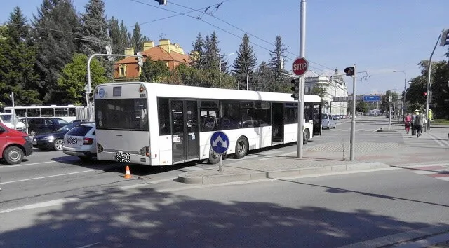 Šest lidí se zranilo v autobuse, jehož řidič se snažil prudkým zabržděním zabránit střetu s osobním autem, které mu nedalo přednost na křižovatce ulic Mánesova a Lidická v Českých Budějovicích.