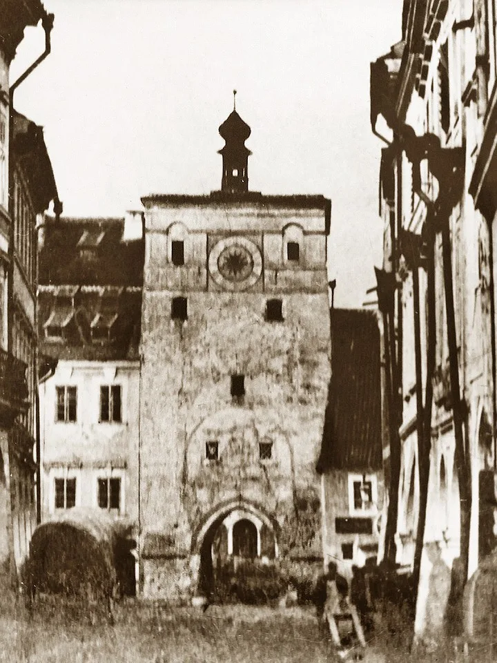 Pražská brána v Krajinské v roce 1867 těsně před zbořením.
