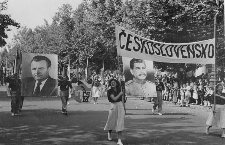 Na portrétech Klement Gottwald a Josif Vissarionovič Stalin.