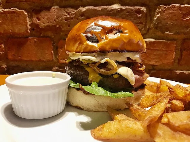 Máte chuť na šťavnatý burger? Nasměrujte své kroky do Rodinného Penzion Restaurantu U Vlka.