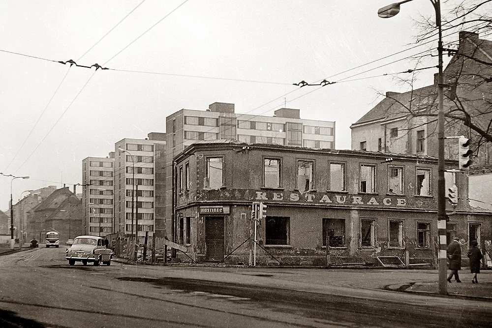 Restaurace Modrá hvězda na rohu Lidické a Mánesovy v roce 1969.