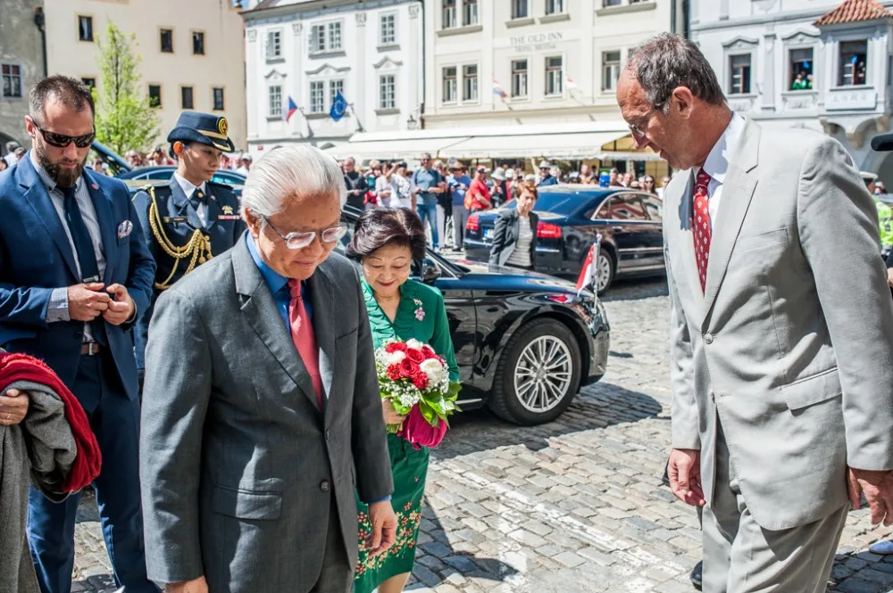 Singapurský prezident Tony Tan Keng Yam s chotí navštívil Český Krumlov. Na radnici hosty přivítal starosta města Dalibor Carda.