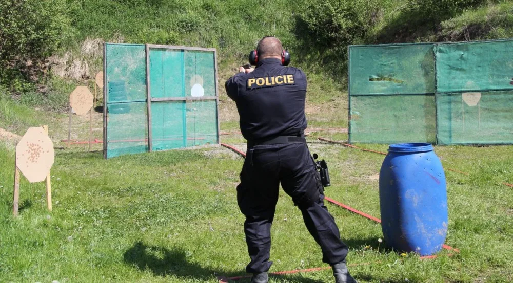 Policisté a policistky z celého kraje soutěžili ve střeleckých dovednostech.