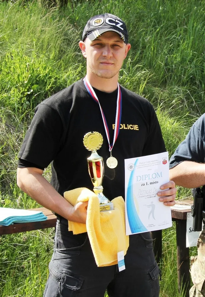 Policisté a policistky z celého kraje soutěžili ve střeleckých dovednostech.