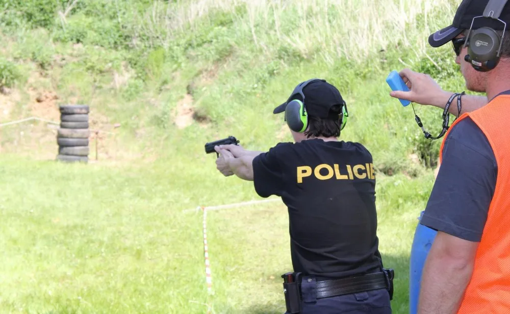 Policisté a policistky z celého kraje soutěžili ve střeleckých dovednostech.