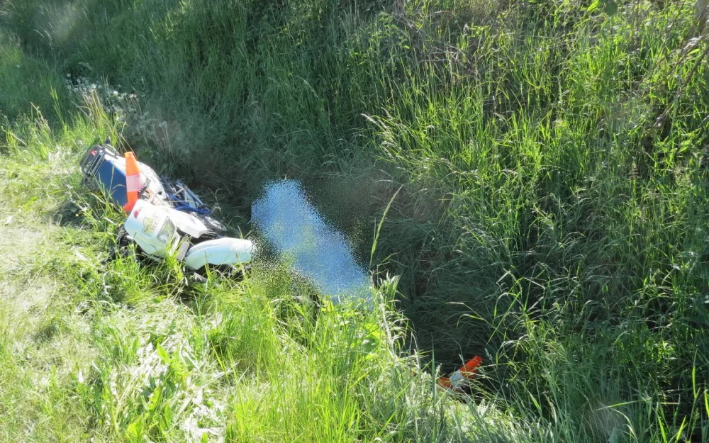 Za obcí Škůdry byl v příkopu u silnice nalezen mrtvý motorkář.