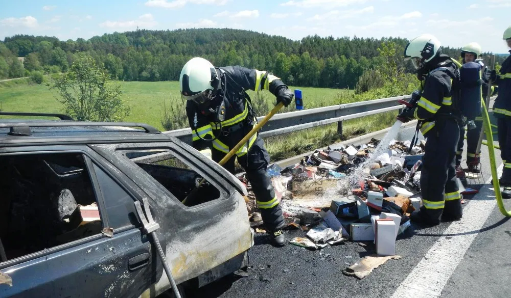 Požár osobního auta na dálnici u Chotovin.