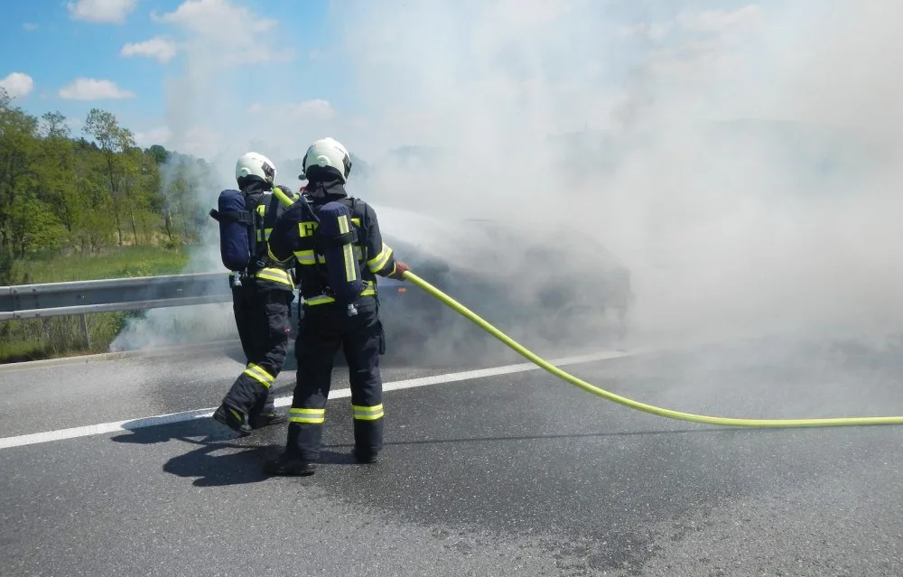 Požár osobního auta na dálnici u Chotovin.