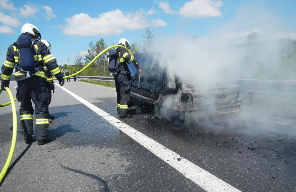 Požár osobního auta na dálnici u Chotovin.