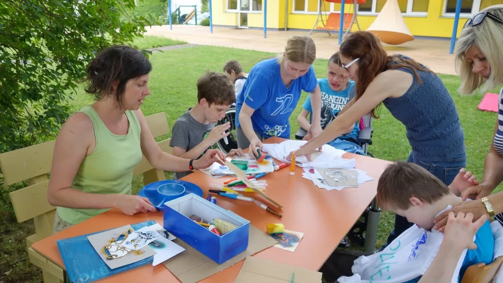 Studenti VŠTE zpestřili dětem v Bazalce den hrami a zdobením triček foukacími i normálními fixami na textil.