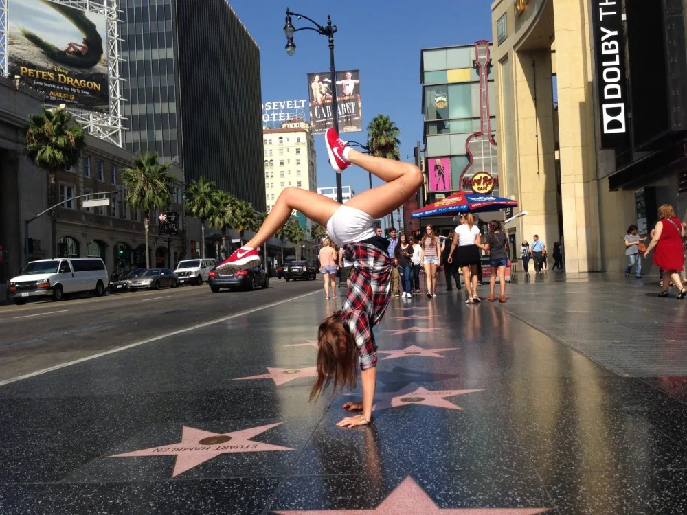 V Los Angeles Bára vystřihla stojku na hollywoodském chodníku slávy.