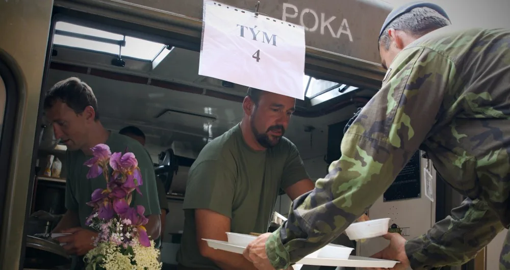 Jídlo, které uvařil tým hlavních funkcionářů praporu podpory, vydával sám jeho velitel podplukovník Pavel Hanus. Myšleno bylo i na takové detaily, jako je květinová výzdoba.