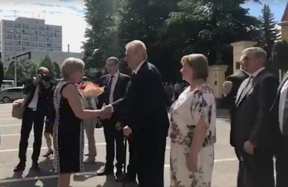 Miloš Zeman před krajským úřadem.