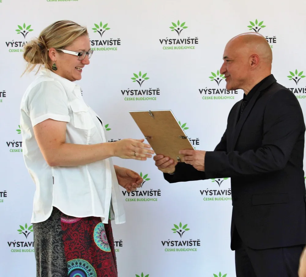 Cenu předává Kateřině Leštinové, vedoucí laboratoře a Quality Manager pivovaru Samson, Zdeněk Volf, Finanční ředitel Výstaviště České Budějovice.