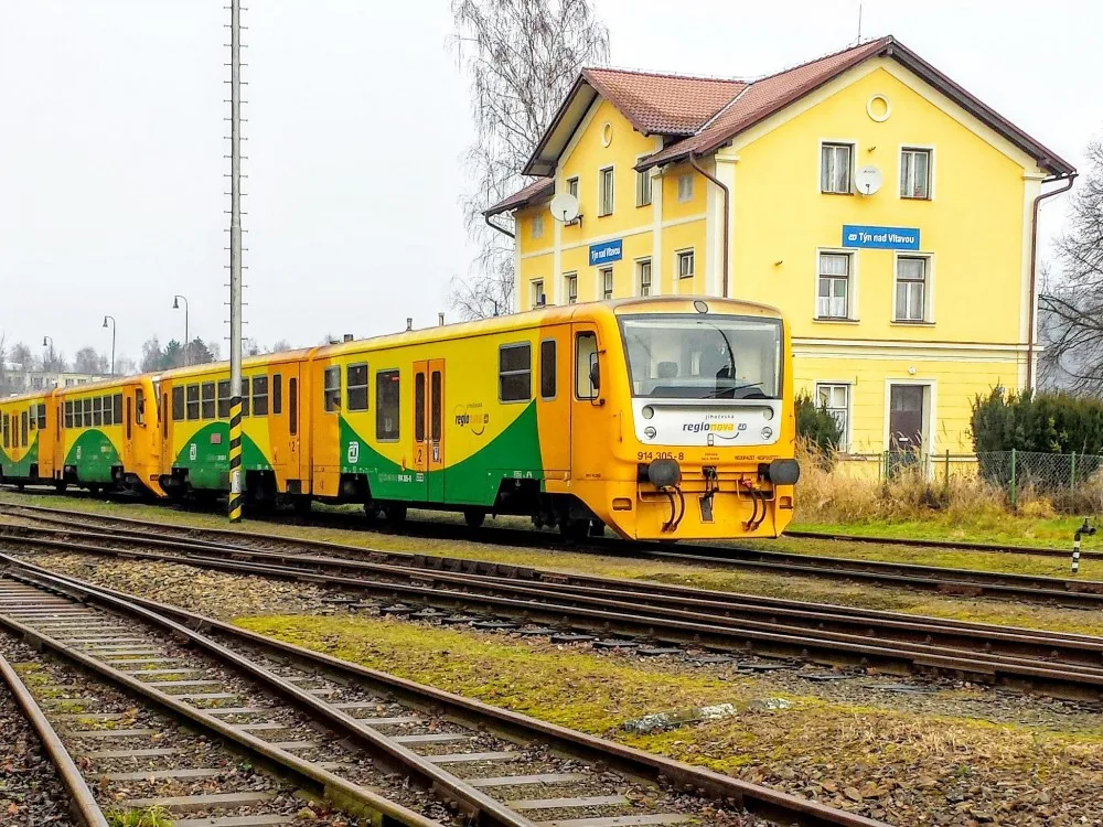 Nostalgická jízda vlakem z Protivína přes Číčenice a Temelín do Týna nad Vltavou a zpět.