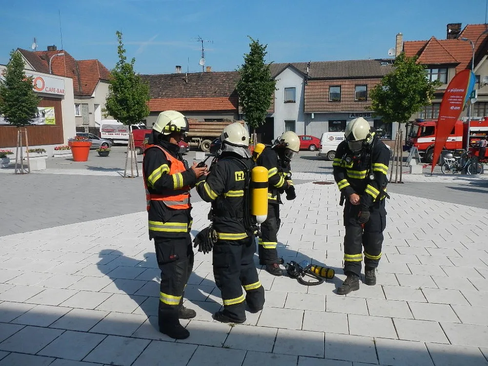 Cvičení hasičů na hořící diskotéce.