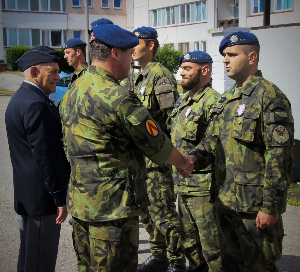Plukovník Jan Sedliačik poblahopřál oceněným vojákům