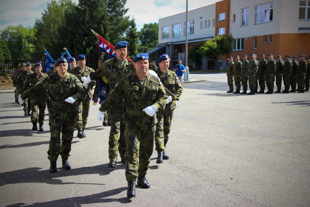 Slavnostní nástup byl zahájen přinesením bojových praporů