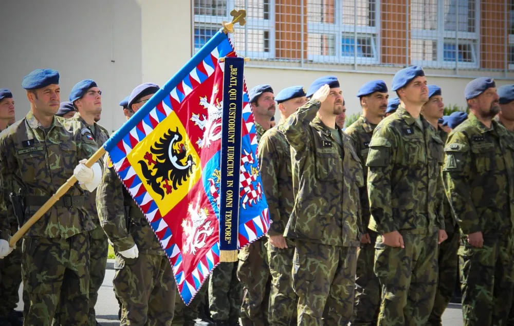 Vojáci si slavnostním nástupem připomněli Den ozbrojených sil