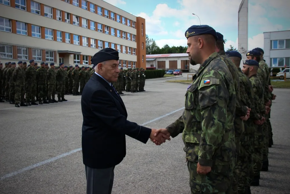 Vojákům gratuloval i předseda místní jednoty Československé obce legionářské Zdeněk Hruška