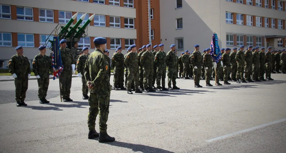 Ze slavnostního nástupu ke Dni ozbrojených sil v posádce 25. protiletadlového raketového pluku ve Strakonicích