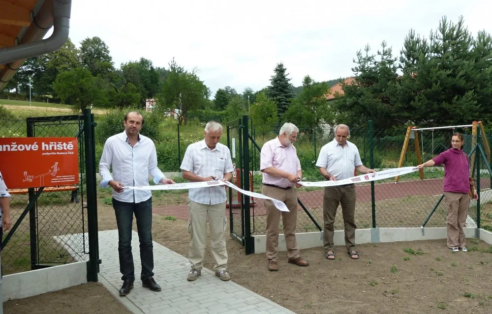 Hřiště slavnostně otevřeli zástupci obce a Nadace ČEZ