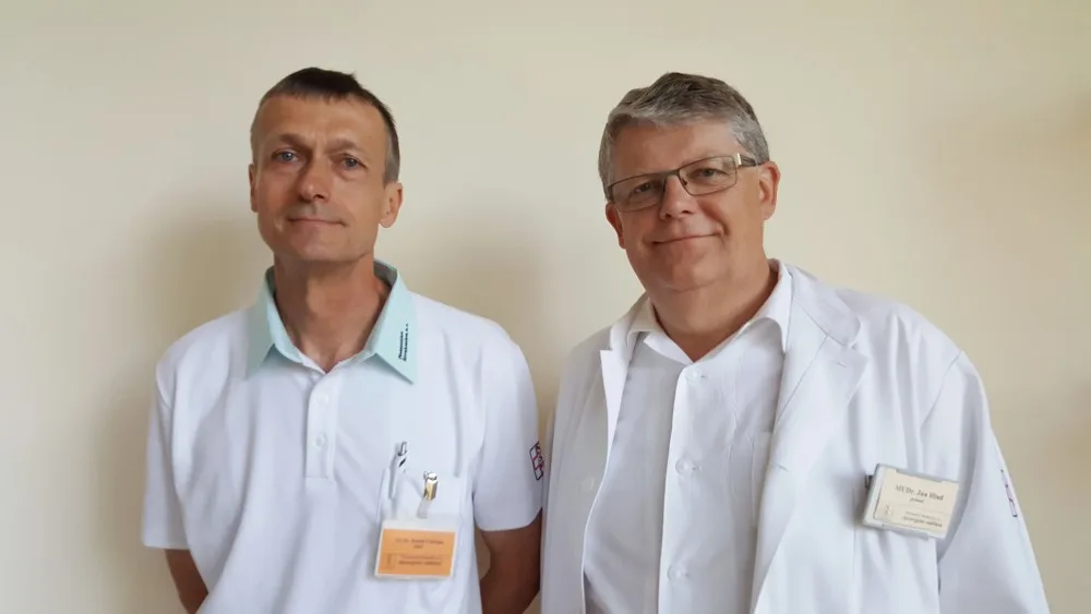 Novým primářem chirurgického oddělení stranické nemocnice je Radek Chalupa. Ten ve funkci nahradil Jana Hlada (oba na snímku zleva).