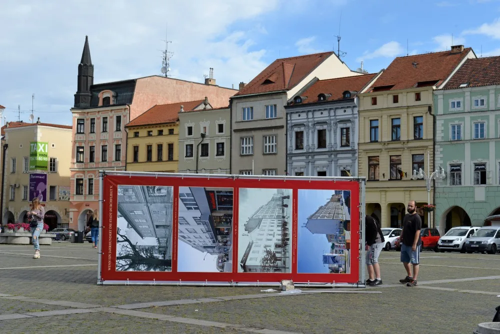 Instalace výstavy fotografií na náměstí Přemysla Otakara II.