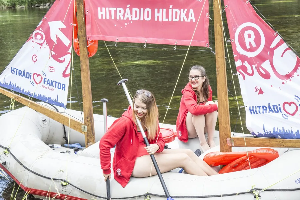 Posádka Hitrádia Faktor v červenci brázdí „nejslavnější vodáckou dálnici" a jako pobřežní hlídka se stará o zábavu, bezpečnost i občerstvení.