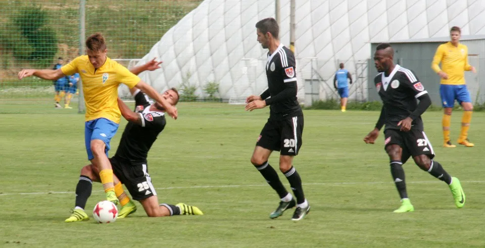 Budějovická trojice Jindřich Kadula, Petr Javorek a Elvis Mashite zastavuje akci Benešova