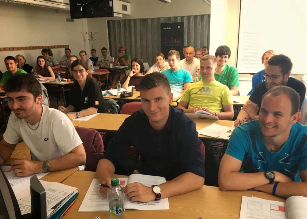 Letní univerzity se účastní 38 studentek a studentů z pěti českých vysokých škol.