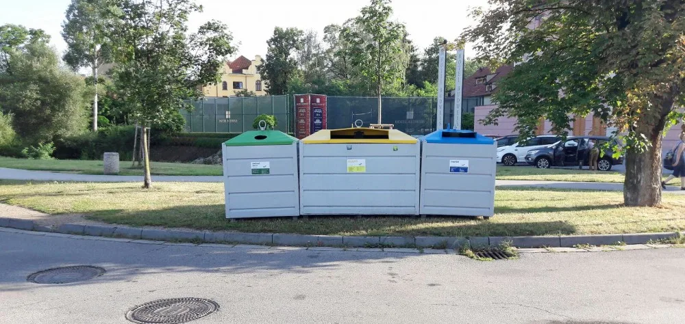 Kontejnery na papír, plast a sklo.