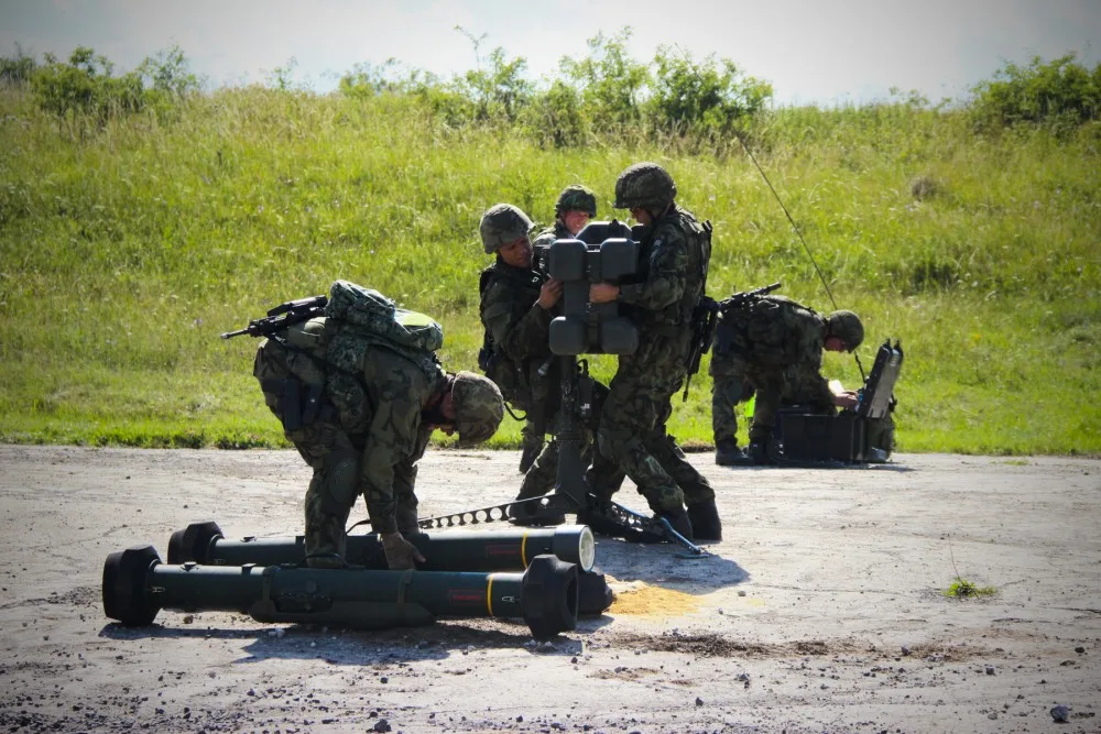 Čeští vojáci připravují protiletadlový raketový komplet RBS-70 na palebné čáře.